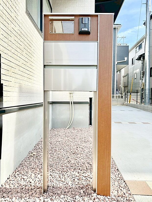 【その他現地】表札・インターホン・ポストをひとつに集約。エントランスになじむシンプルデザイン。