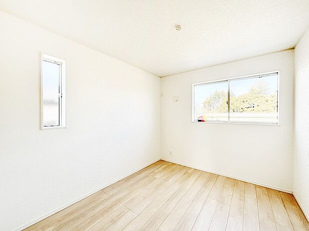 【洋室】2面採光の洋室。窓から入り込む陽光がお部屋全体を優しく包み込みます