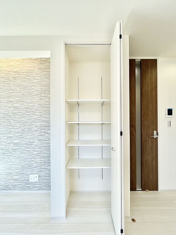 【リビング収納】リビング収納。ここに収納があると物が集まるLDKがスッキリ片付きそうですね。