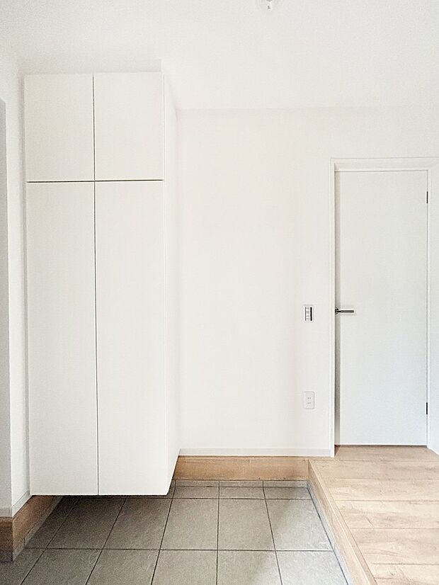 【玄関】散らかりがちな玄関もスッキリの玄関収納付