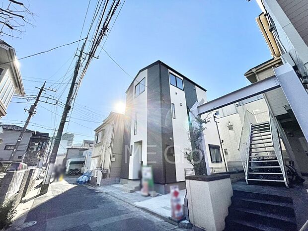 【前面道路含む現地写真】前面道路はきちんと整備されています