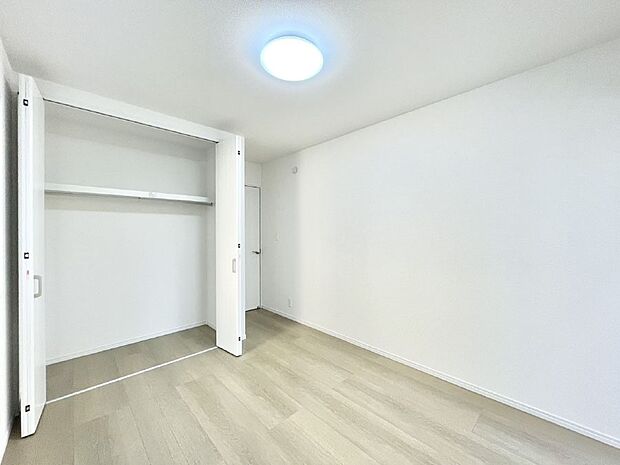 【寝室】収納が充実しているので居住スペースを広々使えます