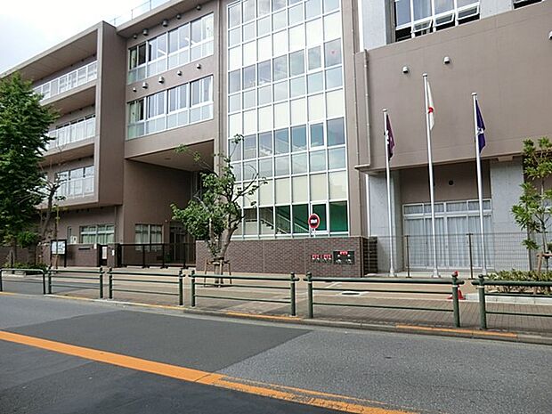 足立区立西新井小学校(約220m)
