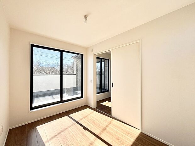 【洋室】明るいバルコニーサイドに洋室を設置。目覚めの良い寝室に。