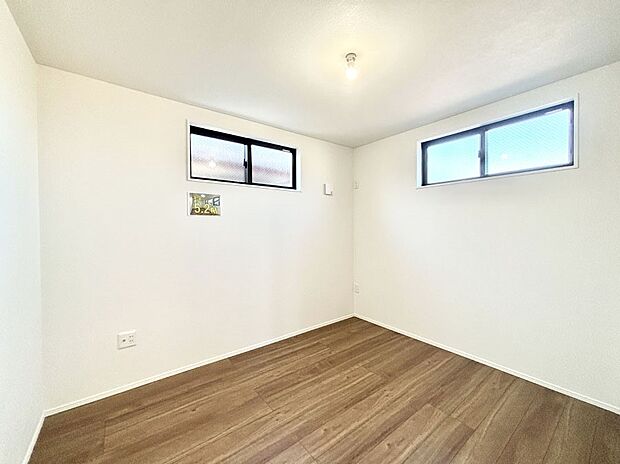 【子供部屋】窓からのやさしい光が心地よいプライベートルーム