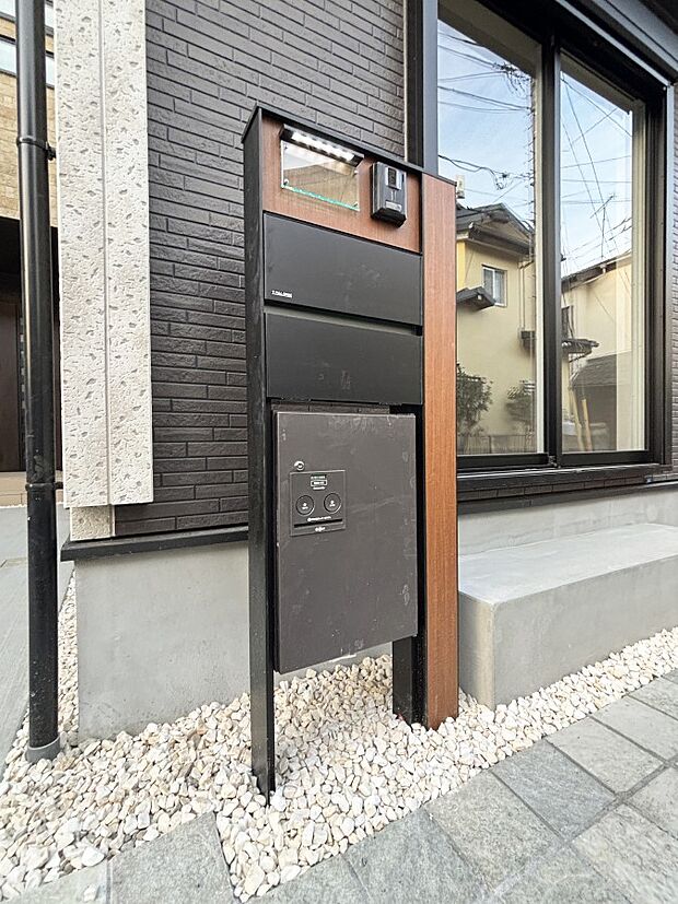 【その他現地】シンプルデザインのポスト。