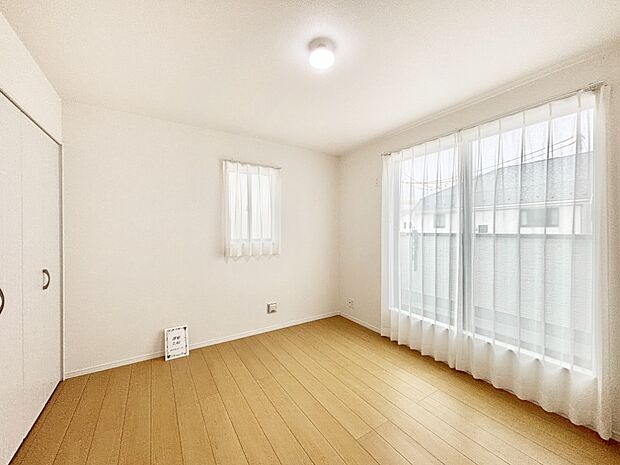 【寝室】明るいバルコニーサイドに洋室を設置。目覚めの良い寝室に。