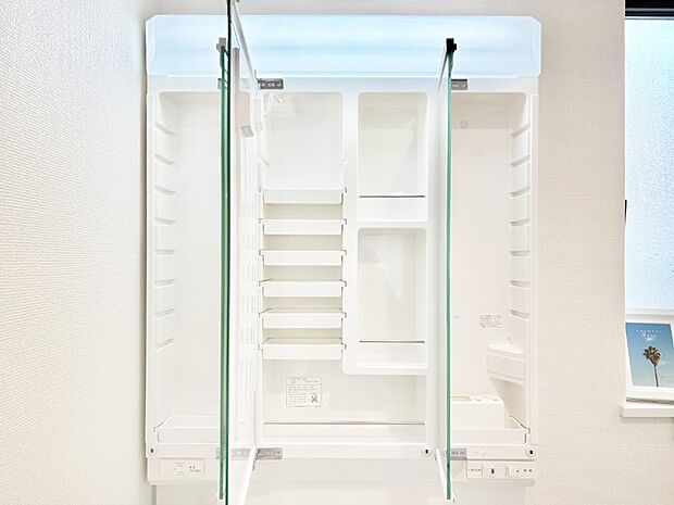 【三面鏡裏収納】三面鏡の裏に、化粧品や衛生用品などを収納可能。洗面台をすっきりと保ちます!