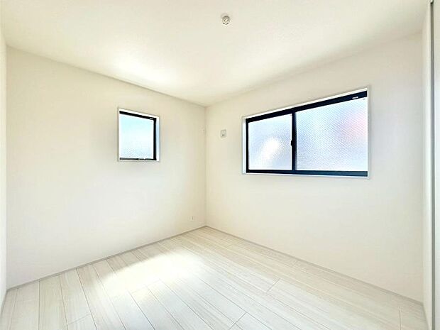 【子供部屋】２面採光で気持ちよく自然光が取り入れられるのでお子様のお部屋にもピッタリ