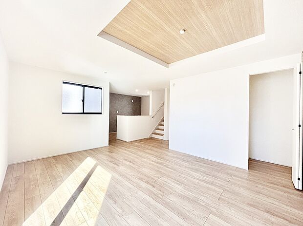 【ダイニング】明るい陽光が注ぎ、寛ぎの雰囲気に満たされるダイニング。