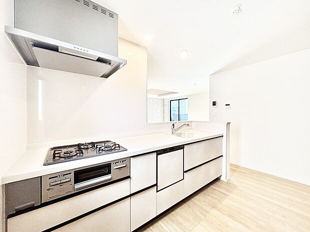 【ダイニングキッチン】リビングで遊ぶお子様を見守りながらお料理ができる対面キッチン。