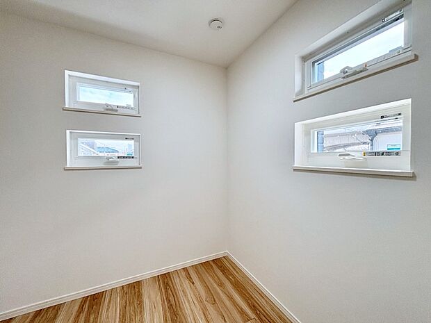 【子供部屋】使いやすい形でベットや家具の置き方にも困ることもありません。