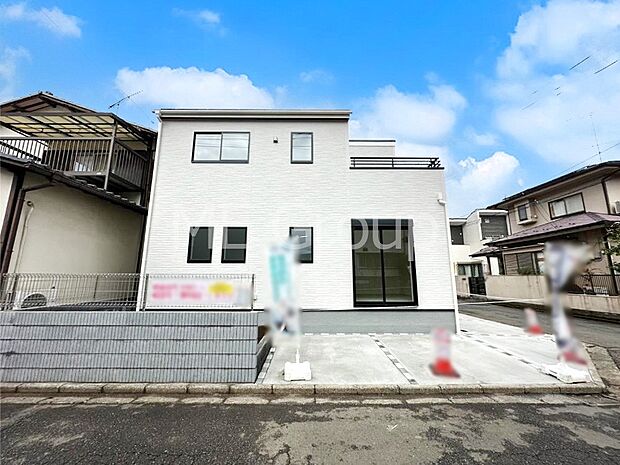 【現地外観写真】開放感溢れる広々リビングで家族団らんが楽しめるマイホーム!