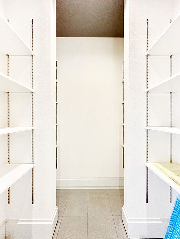 【収納】ベビーカーやアウトドア用品もスッキリ収納できるSIC付きです。