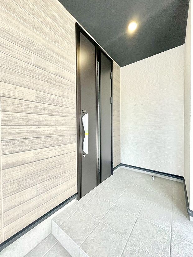 【玄関】大切な家族、来客を出迎える玄関。