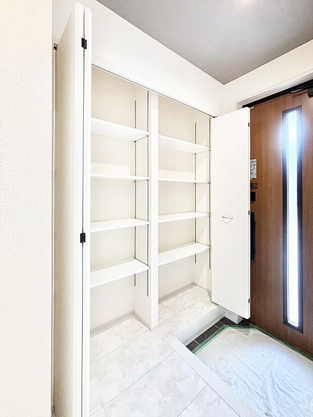 【収納】「無料オンライン相談」受付中！ご家族の靴もたっぷり収納できる玄関収納付きです。