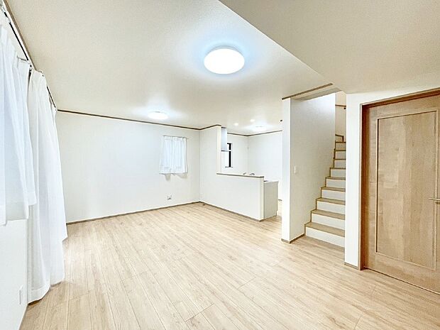 【リビングダイニング】「ただいま」「おかえり」家族とのコミュニケーションが深まるリビングイン階段。