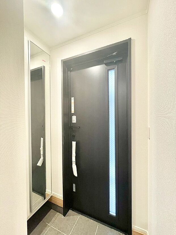 【玄関】明るい玄関はお客様をお出迎えするのにぴったりです!