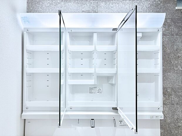 【三面鏡裏収納】三面鏡の裏に、化粧品や衛生用品などを収納可能。洗面台をすっきりと保ちます！