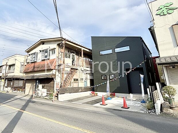 【現地外観写真】シンプルで落ち着きのある建物は住むかたの個性でオリジナルなものになっていきます。