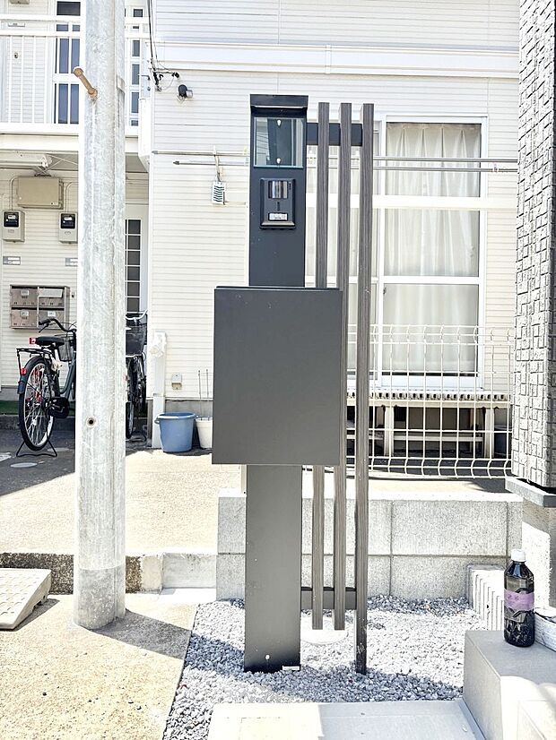 【その他現地】シンプルデザインのポスト。