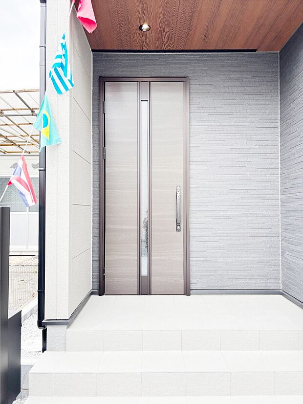 【玄関】「無料オンライン相談」受付中！玄関前は雨が降っても濡れにくい屋根付き