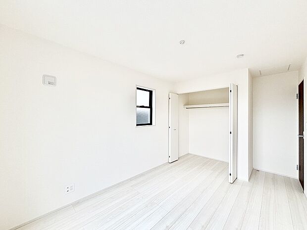【寝室】収納が充実しているので居住スペースを広々使えます