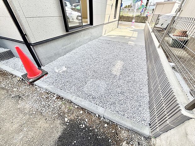 【駐車場】カースペースは２台駐車可。セカンドカーや来客時に便利です！