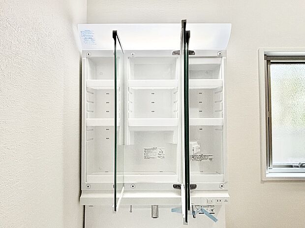 【三面鏡裏収納】三面鏡の裏に、化粧品や衛生用品などを収納可能。洗面台をすっきりと保ちます!