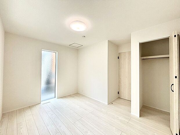 【子供部屋】お子さまのお部屋としても!衣類の整理整頓に便利なクローゼット付きの洋室。