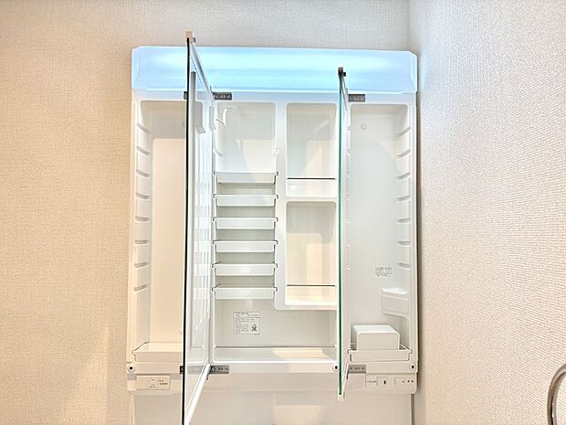 【三面鏡裏収納】三面鏡の裏に、化粧品や衛生用品などを収納可能。洗面台をすっきりと保ちます!