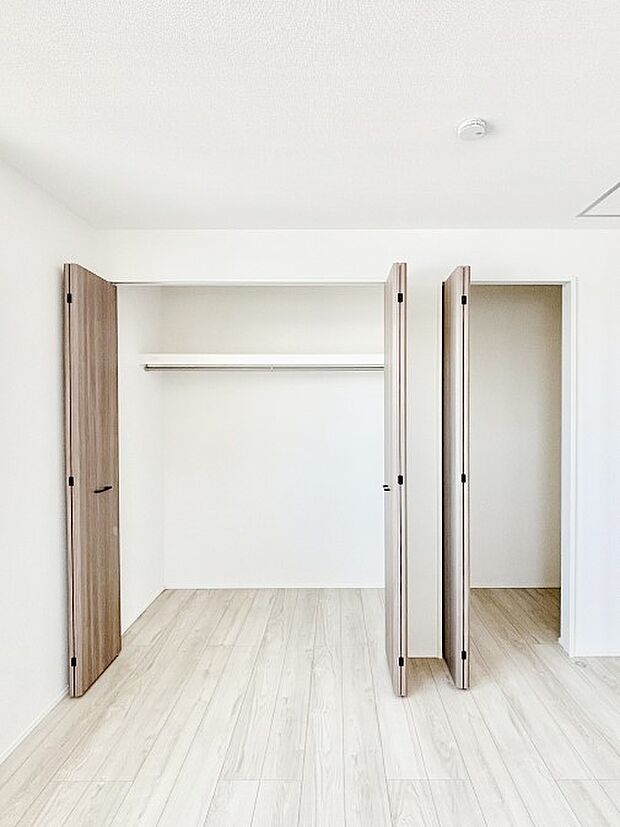 【収納】洋室のクローゼット。奥行きがあるので厚手の衣類もすっきり収まります。　