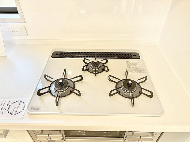 【その他設備(三ツ口コンロ)】三口ガスコンロでお料理が一気にはかどりそう。  