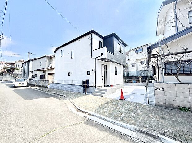 【前面道路含む現地写真】2方道路に面した開放感を感じられる立地。ここから始まる新生活を応援いたします！