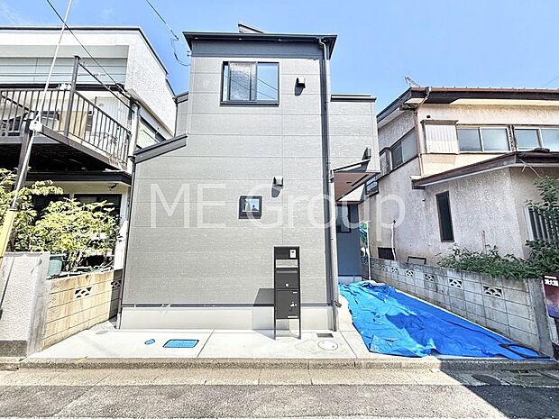 【現地外観写真】暮らしやすさと居心地の良さにこだわったシンプルで飽きのこないデザイン !