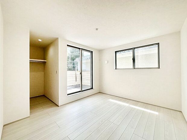 【洋室】ウォークインクローゼットがあるお部屋!季節ごとの入れ替えも不要で便利です。