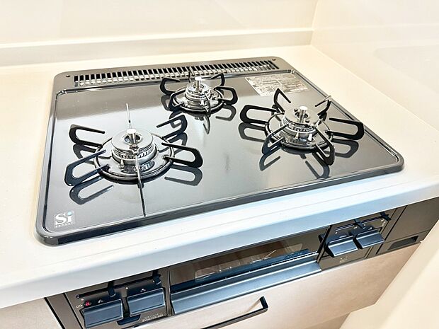 【その他設備(三ツ口コンロ)】三口ガスコンロでお料理が一気にはかどりそう。