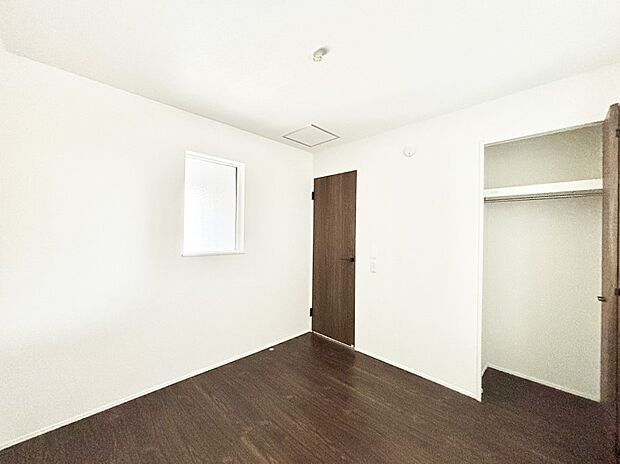 【子供部屋】やさしい光がさしこむ居室はしっかり収納付き