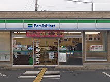 ファミリーマート 所沢ニュータウン店（約300m・徒歩4分）