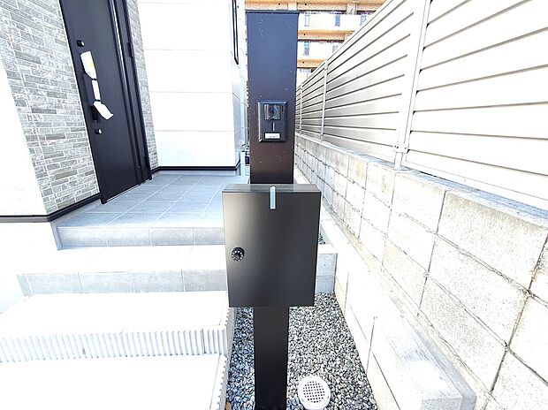 シックなブラックの機能門柱が外観に重厚感を添え、モダンな印象を演出。宅配ボックスとインターホンを一体化した設計で、デザイン性と利便性を両立しています♪
