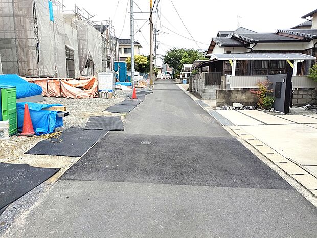 東側前面道路です♪