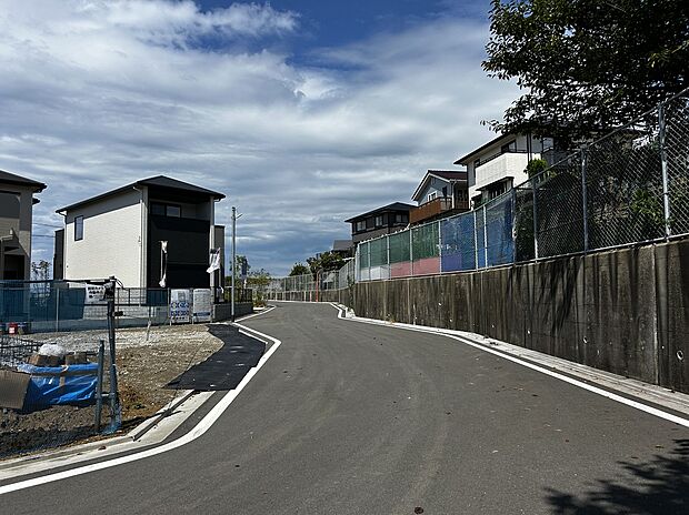 新興住宅地なので前面道路は広々していてストレスフリーです