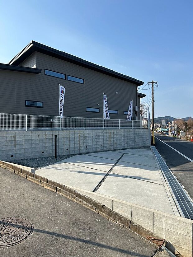 【駐車スペース】駐車は3台可能です。(車種による)