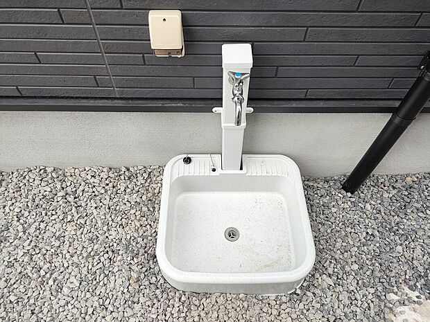 【立水栓】外構に設けられた立水栓は、掃除や水やりに便利な設備。シンプルで清潔感あるデザインが住まいと調和し、日常使いに配慮された快適な暮らしを支える機能的な水まわりです♪