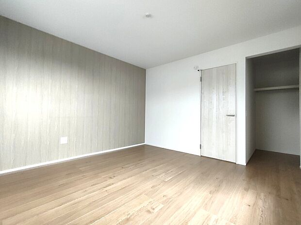 【主寝室】2階8帖の主寝室は、ゆったりとした広さでベッドや家具も配置しやすく、窓からの光が心地よい空間。落ち着いた内装で、1日の疲れを癒すプライベートルームとして最適です♪