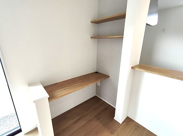 【スタディカウンター】壁面に設けたスタディカウンターは、読書や作業に集中しやすい落ち着いた空間。棚付きで収納力もあり、窓から光が差し込む明るさも魅力。在宅ワークやお子さまの学習にも便利です♪