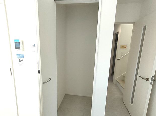 【パントリー】キッチン横に設けられたパントリーは、食品や日用品のストックに便利。棚付きで整理しやすく、生活感を隠しながらすっきりとした空間を保てます♪