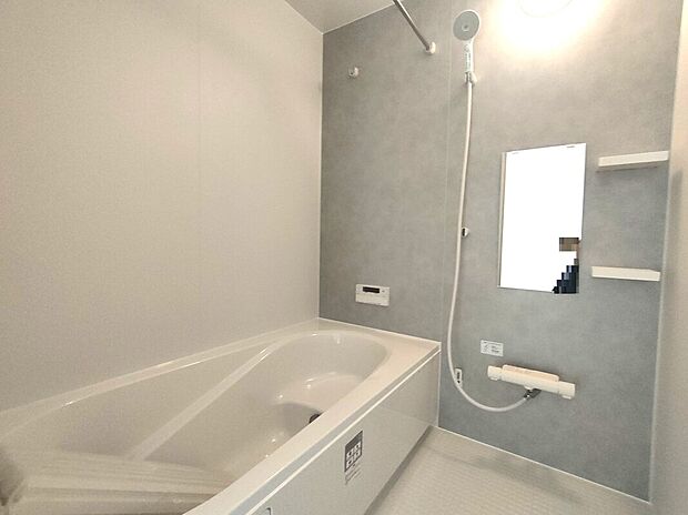 【浴室】浴室はミラーや棚、操作パネルなど設備が整い、使いやすさが魅力。滑りにくい床や明るい色調で安心して入浴でき、毎日のバスタイムを快適に過ごせる空間です♪