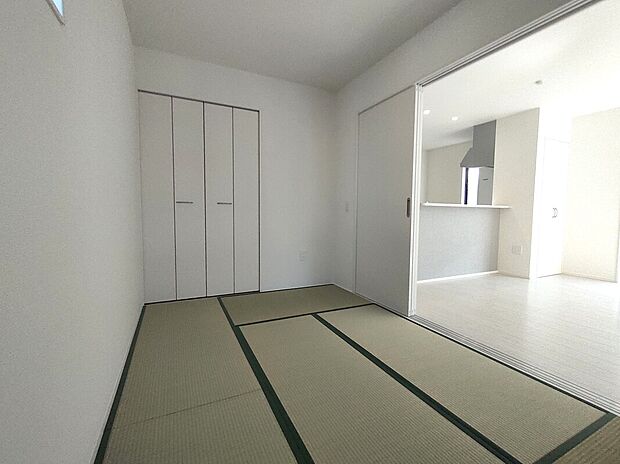 【1階和室スペース】畳の香りが心地よい和室は、押入収納付きで使い勝手も◎。リビングとつながる設計で、来客時のくつろぎ空間や寝室としても活用できる柔軟性のある一室です♪
