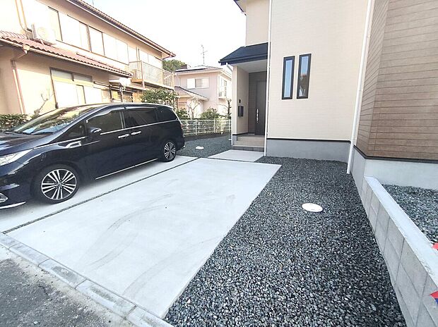 【駐車スペース】並列で2台駐車可能なスペースを確保。来客時や車2台所有のご家庭でも安心で、車の出し入れもスムーズ。ゆとりある外構設計で、日々の暮らしに便利さと快適さをもたらします♪